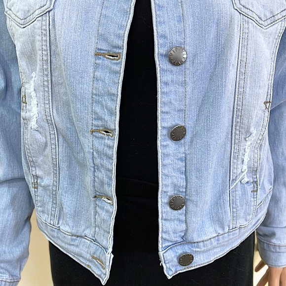 NEW VIP Jeans Distressed Long Sleeve Button Down with Pockets Denim Jacket - Picture 10 of 16